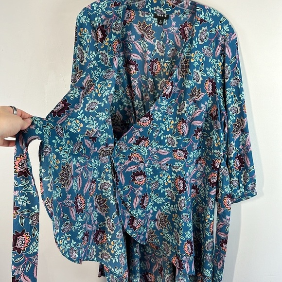 Torrid Floral Blue Georgette Wrap Tunic Blouse Size 0 - Picture 14 of 16